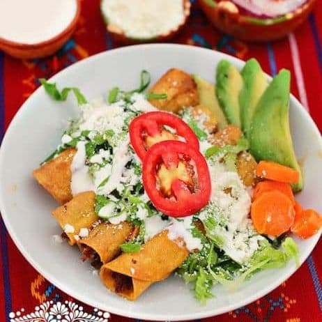 TACOS DORADOS DE POLLO 5P  + POSTRE SORPRESA