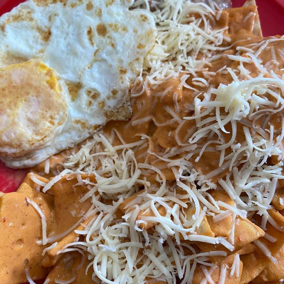 Chilaquiles con Huevo Rojos