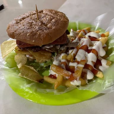 Hamburguesa clasica con papas