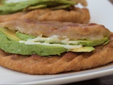 Empanada Con Carne Deshebrada y Papa
