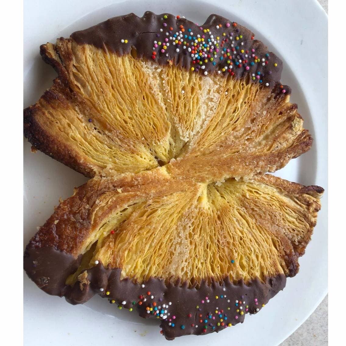 Mariposa en Hojaldres con Chocolate y Grajeas