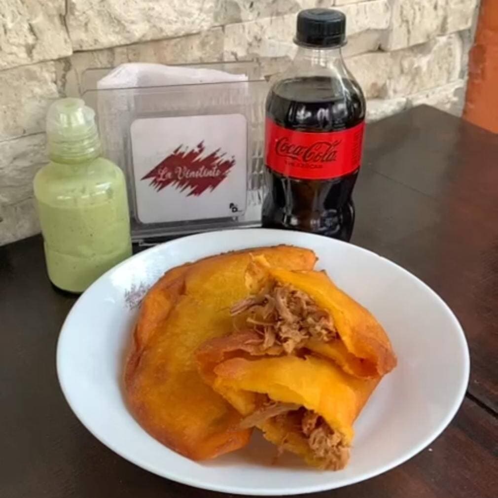 Combo 2 Empanadas Mechada + 1 Coca Cola 355