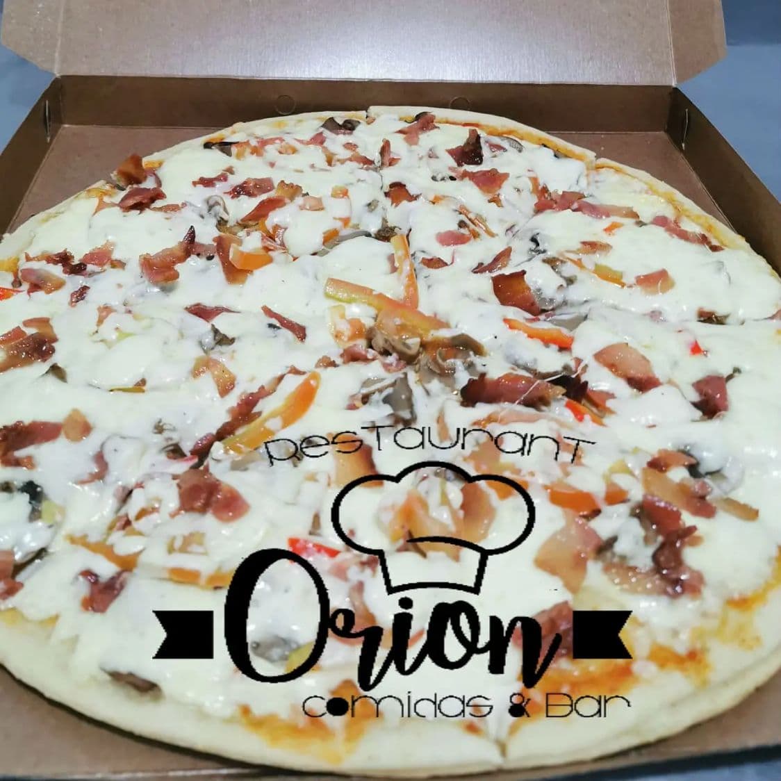 Pizza Jamon y Queso 4 porciones + Gaseosa 400ml