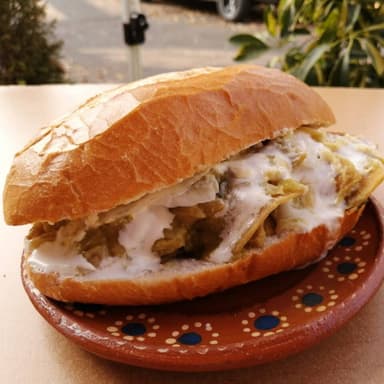Combo Torta de Chilaquiles Rojos