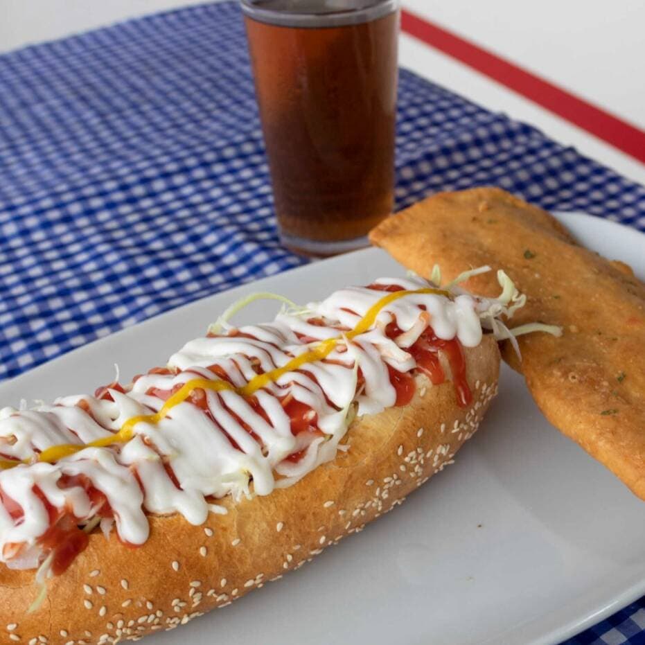 Combo 1: 1 hot dog jumbo,1 Empanada,1 te frio
