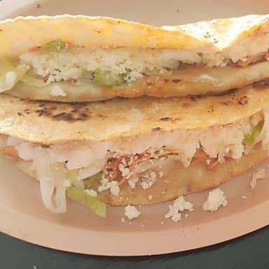Quesadilla de maíz con guisado