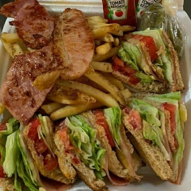 Club Sándwich con Papas y Tocino
