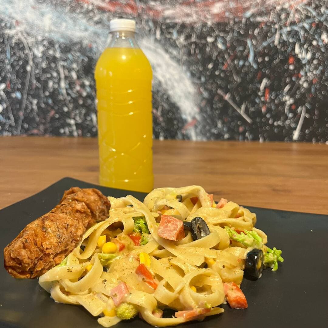 Combo Pasta, 1 Tira Crunchy y Agua