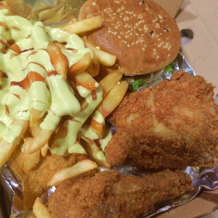 Promo de 1 Hamburguesa + Pollo + Papas + Doradita
