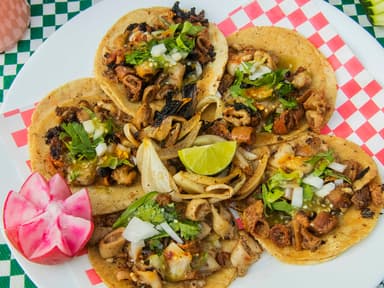 Combo Quesadilla + 5 Tacos + Agua Fresca