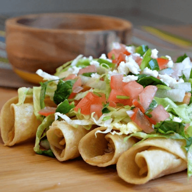 Flautas de pollo (Incluye: Agua, Sopa, Postre)