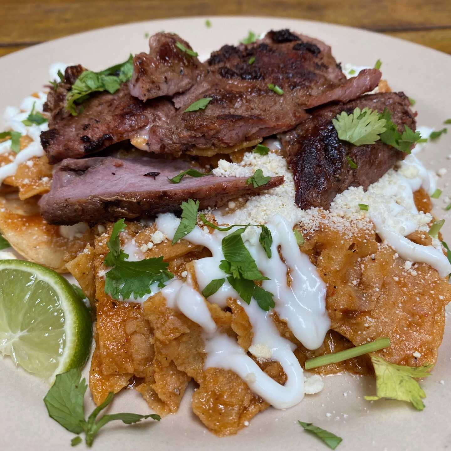 Chilaquiles (Elige Tu Salsa) Con Arrachera
