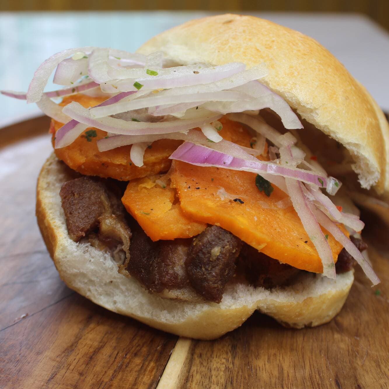Pan con Chicharrón