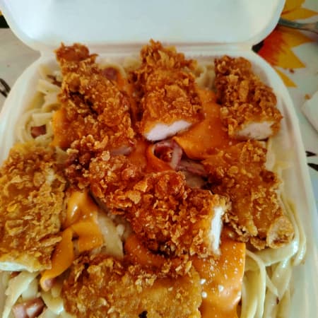 Fettuccine 3 Quesos con Tiras Crispy
