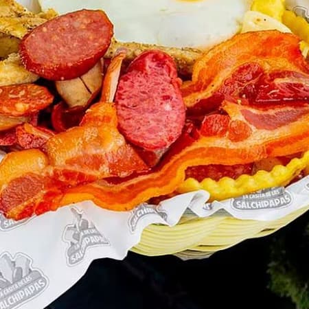 Salchipapa con Tocino Ahumado