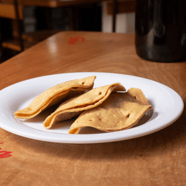 EMPANADA DE FRIJOL CON SALSA MACHA