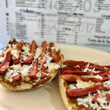 Molletes con Salchicha