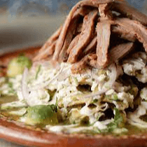 CHILAQUILES CON ARRACHERA + BEBIDA GRATIS