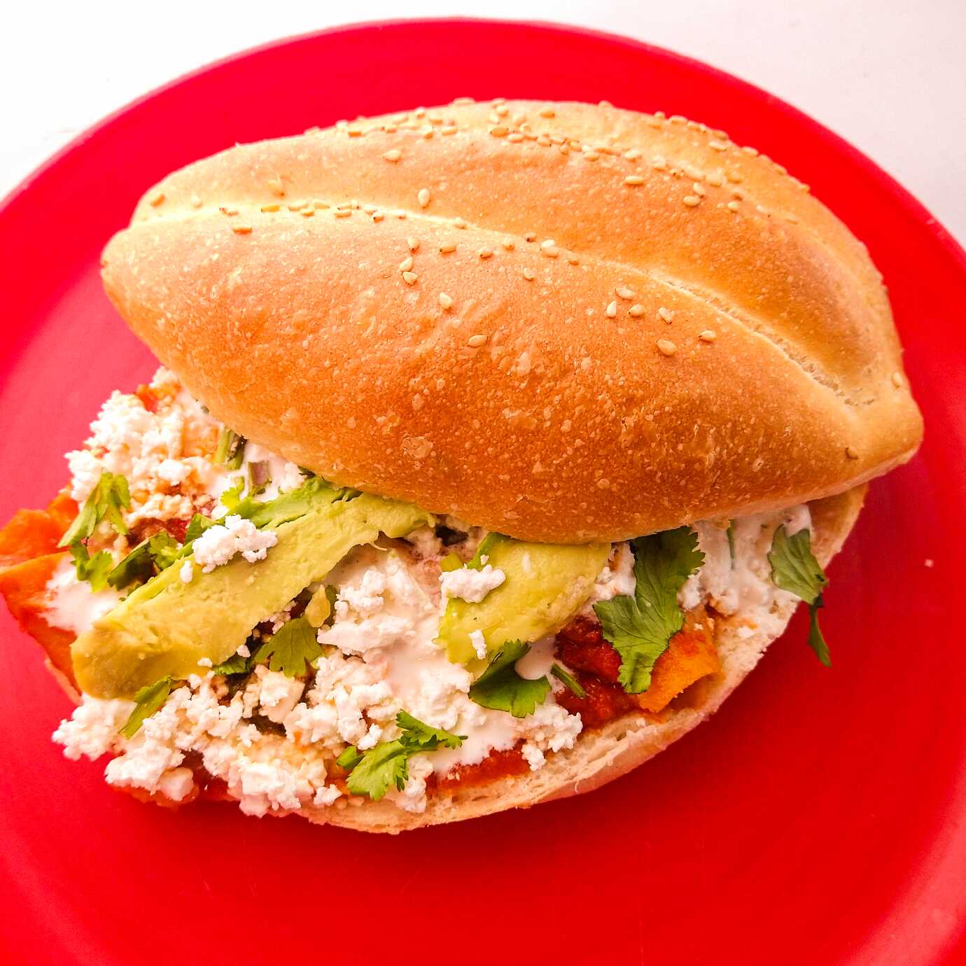 Torta de Chilaquiles Rojos