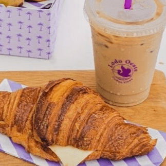 Latte (caliente) + Croissant