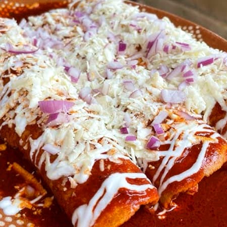 ENCHILADAS ROJAS CON QUESO CON ARROZ Y FRIJOLES