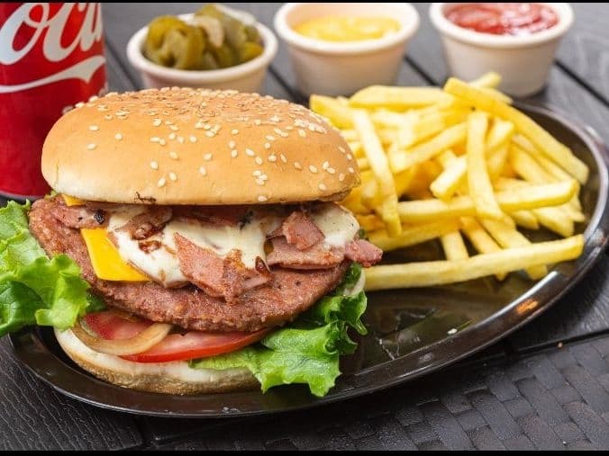 Hamburguesa sencilla con papas a la francesa