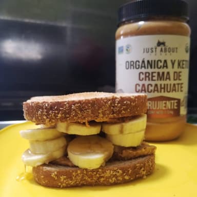 Sandwich de Platano con Crema de Cacahuate