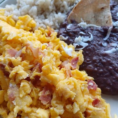 Huevos Revueltos con Tocino