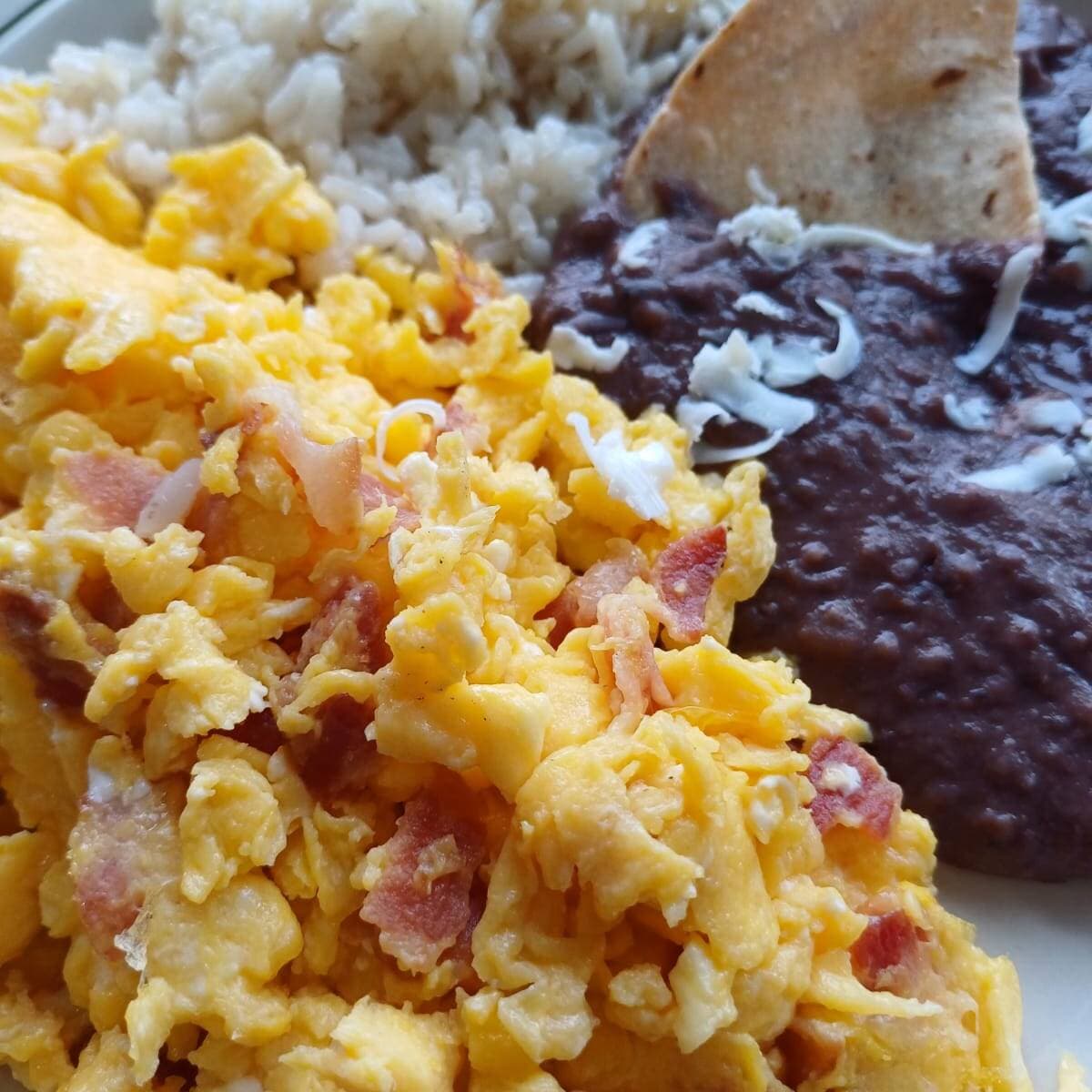 Huevos Revueltos con Tocino