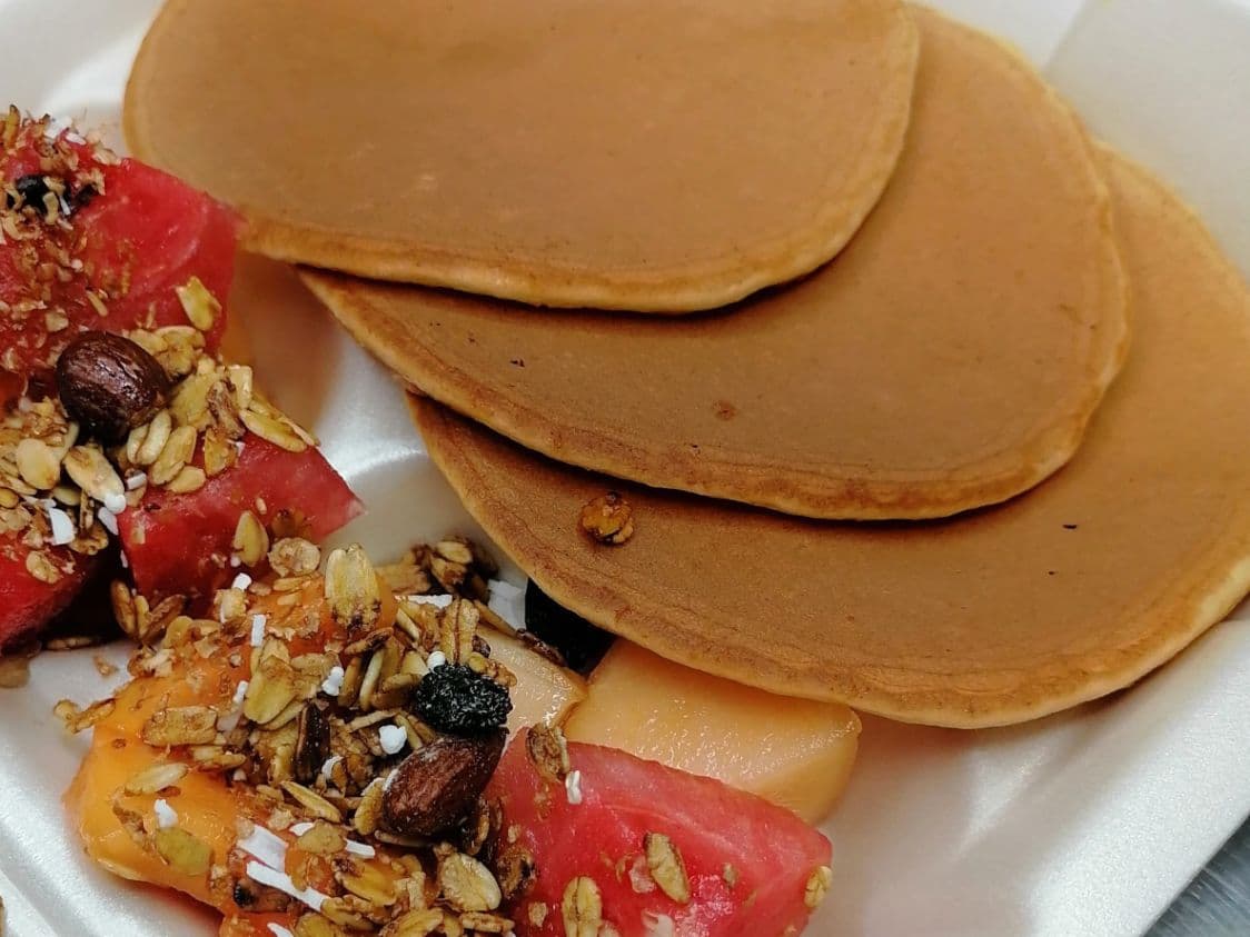 Hot Cakes Clásicos con Fruta