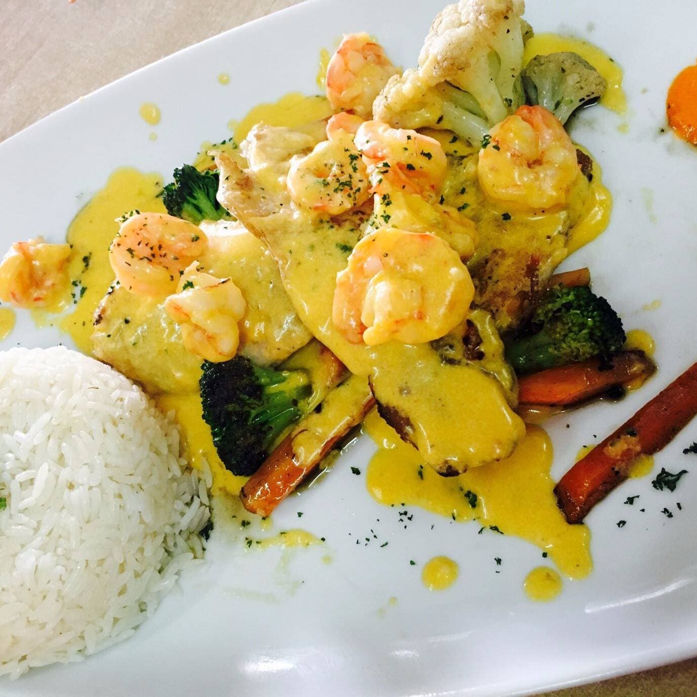 Corvina en Salsa Blanca con Camarones