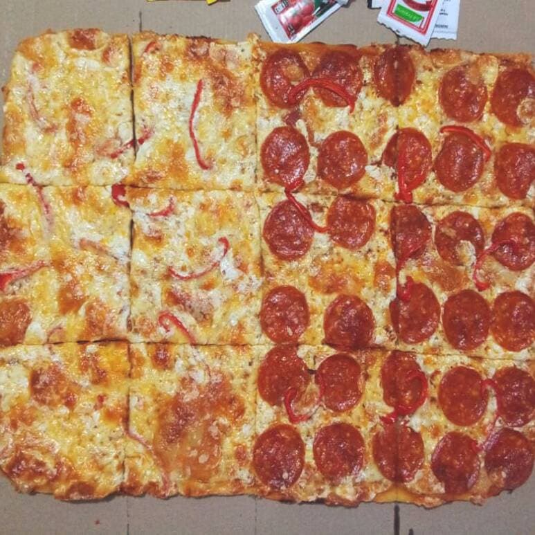 Pizza Grande de Pepperoni y 4 Quesos CB