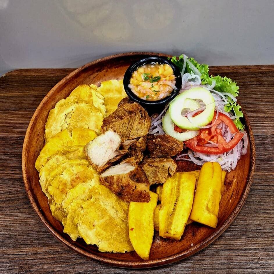 Patacones con Chicharrón y Ensalada