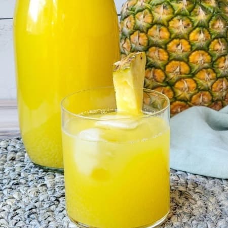 Agua Piña con Hierbabuena
