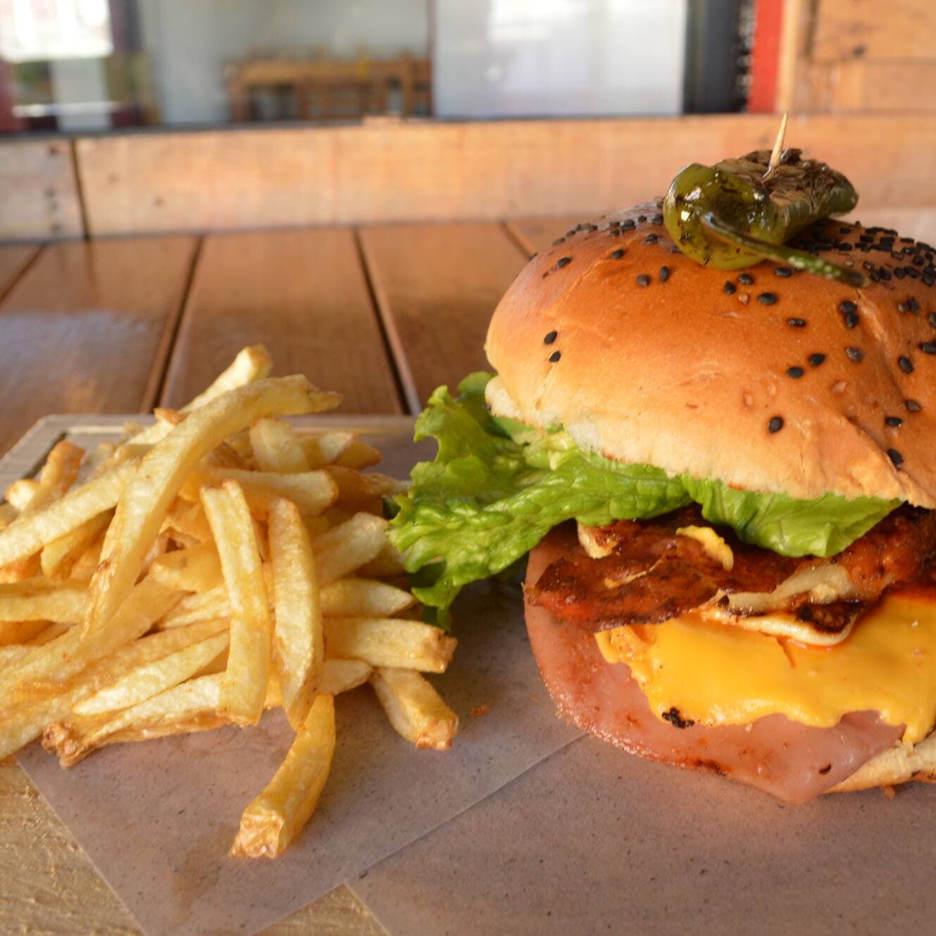 Hamburguesa de Res con Papas