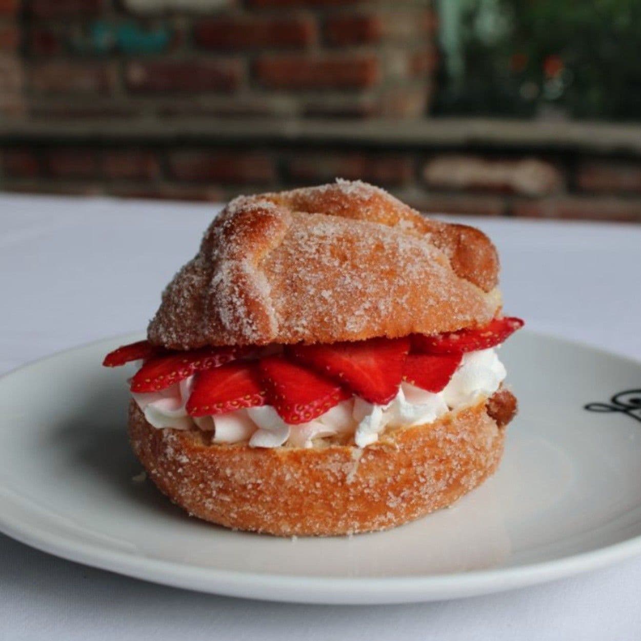 CONCHA  RELLENO NUTELLA , CREMA BATIDA