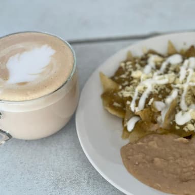 Chilaquiles y Capuchino