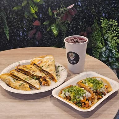 Combo 4- 4 Quesadillas + 2 Tacos Pastor + 1 Bebida