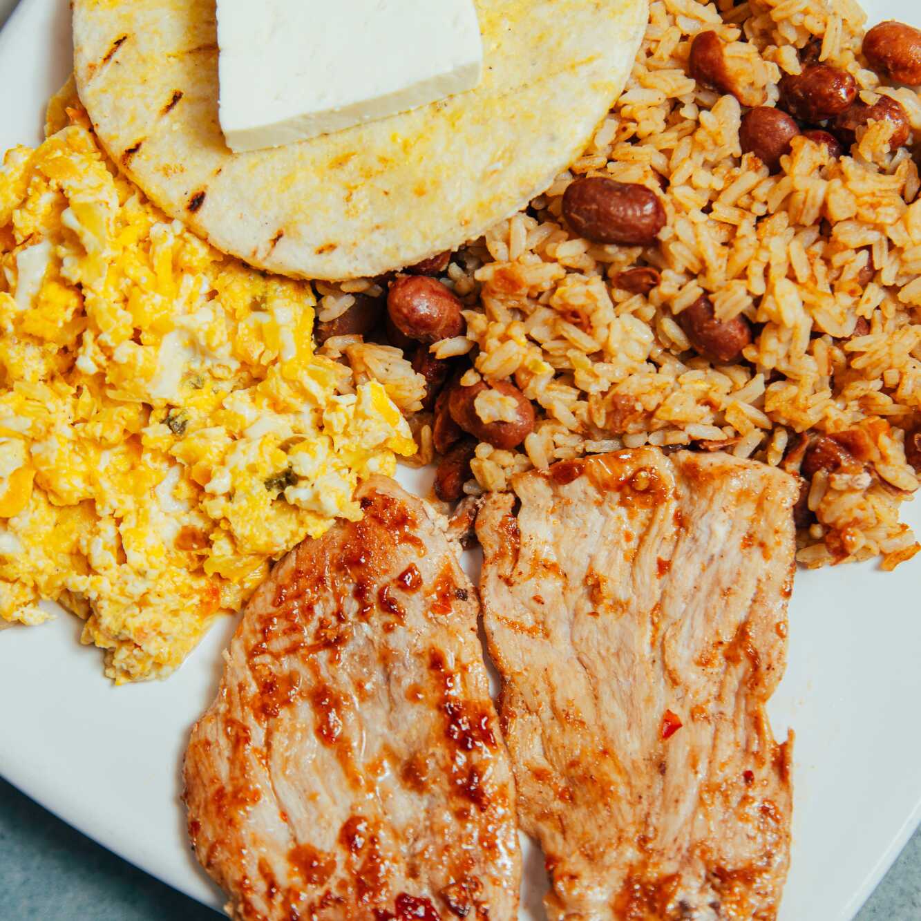 Desayuno calentao con carne