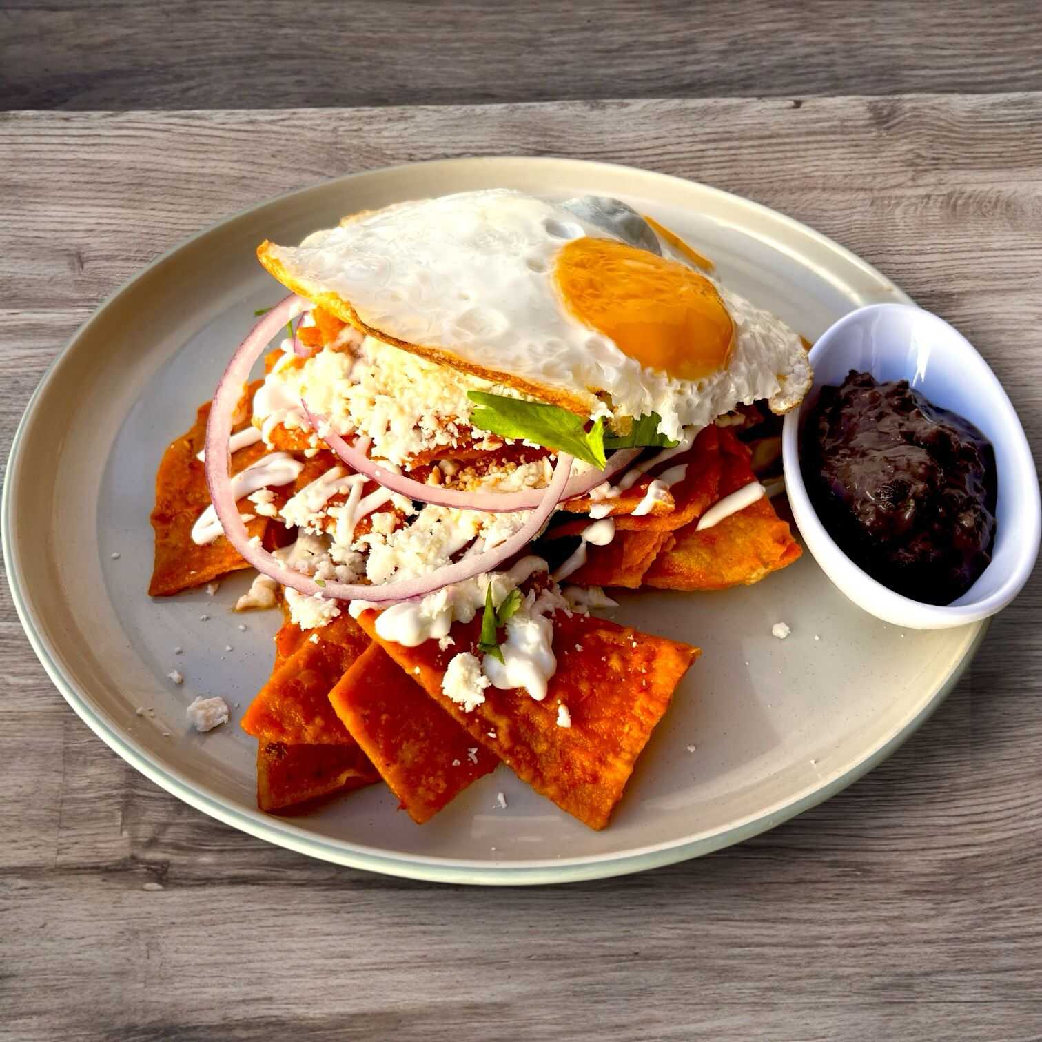 Chilaquiles Rojos con Huevo