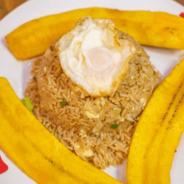Arroz Chaufa con Huevo y Plátano Frito