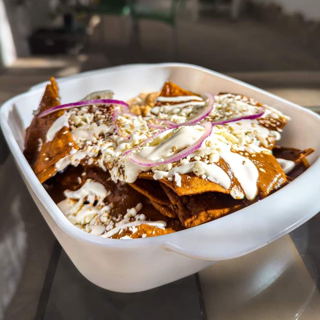 Chilaquiles en mole rojo almendrado