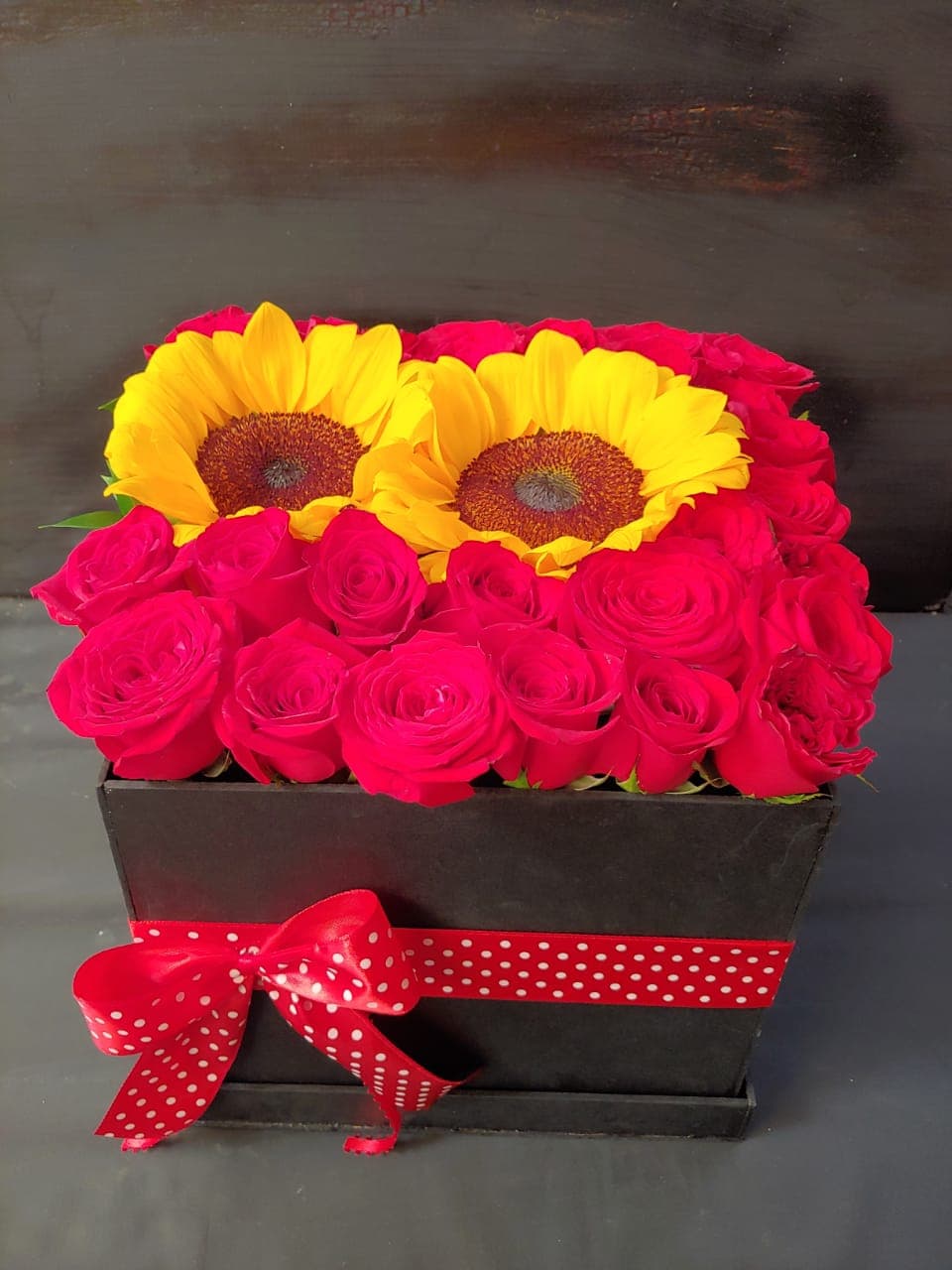 Rosas & Girasoles en Caja | 12 Rosas
