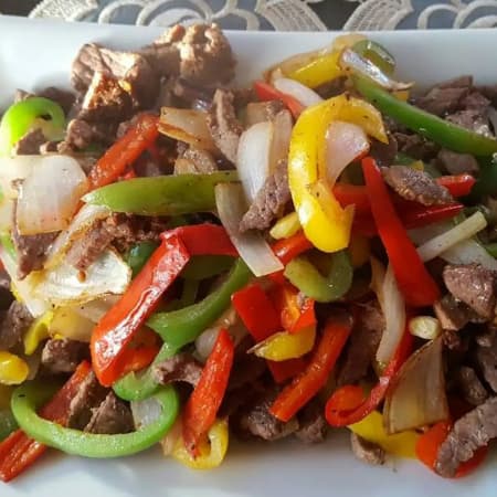 Bisteces Con Pimientos Y Cebolla