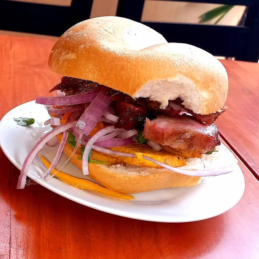 pan con chicharron de chancho