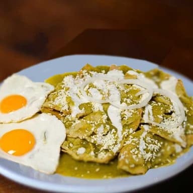 Chilaquiles Verdes con Huevo Grandes