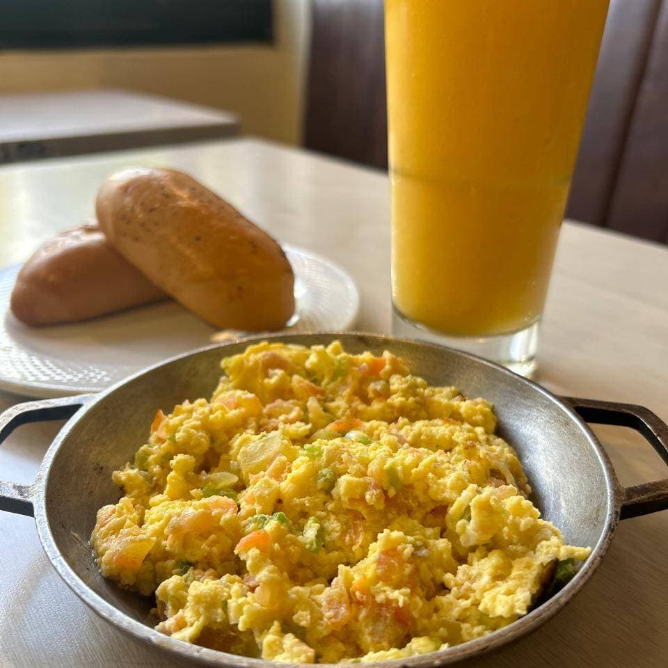 Combo Huevos, Pan o Arepa y Bebida