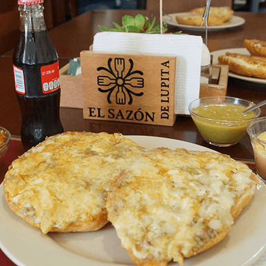 Molletes con Guiso