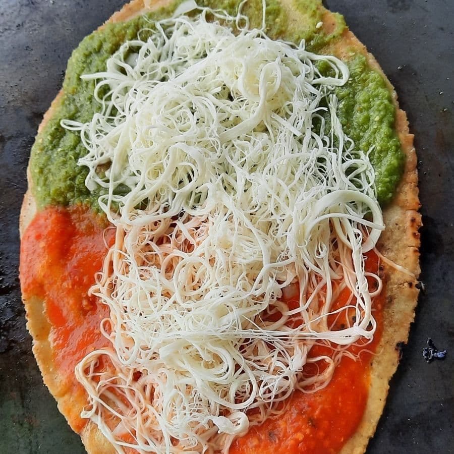 Memela con quesillo
