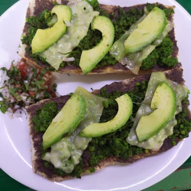 Molletes Chorizo Verde